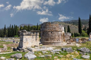 Denizli, Türkiye, 30 Nisan 2023: Türkiye 'de antik harabe kent Hierapolis' in ana caddesinde sütunlar