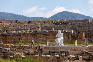 Denizli, Türkiye, 30 Nisan 2023: Türkiye 'de antik harabe kent Hierapolis' in ana caddesinde sütunlar