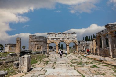 Denizli, Türkiye, 30 Nisan 2023: Türkiye 'de antik harabe kent Hierapolis' in ana caddesinde sütunlar