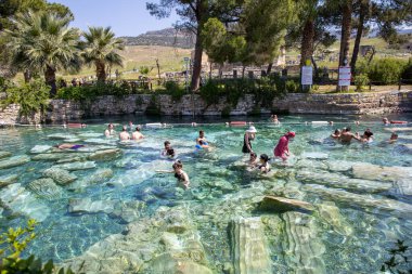 Denizli, Türkiye, 30 Nisan 2023: Pamukkale 'de antik havuz (Kleopatra Hamamı) manzarası. Pamukkale ziyareti sırasında popüler bir turistik merkezdir.