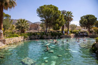 Denizli, Türkiye, 30 Nisan 2023: Pamukkale 'de antik havuz (Kleopatra Hamamı) manzarası. Pamukkale ziyareti sırasında popüler bir turistik merkezdir.