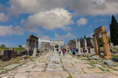 Türkiye 'nin antik harabe kenti Hierapolis' in ana caddesinde sütunlar