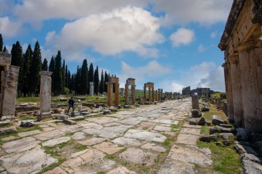 Türkiye 'nin antik harabe kenti Hierapolis' in ana caddesinde sütunlar