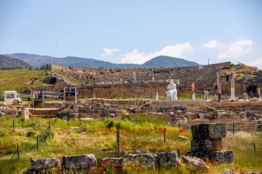 Türkiye 'nin antik harabe kenti Hierapolis' in ana caddesinde sütunlar