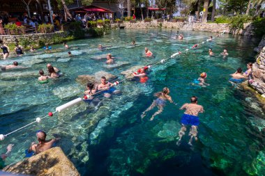 Denizli, Türkiye, 30 Nisan 2023: Pamukkale 'de antik havuz (Kleopatra Hamamı) manzarası. Pamukkale ziyareti sırasında popüler bir turistik merkezdir.