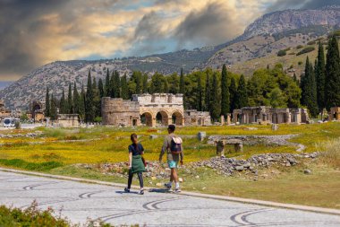 Türkiye 'nin antik harabe kenti Hierapolis' in ana caddesinde sütunlar