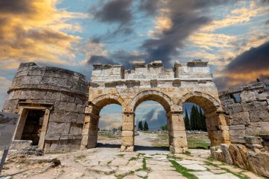 Türkiye 'nin antik harabe kenti Hierapolis' in ana caddesinde sütunlar
