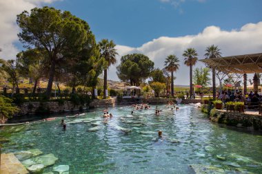 Denizli, Türkiye, 30 Nisan 2023: Pamukkale 'de antik havuz (Kleopatra Hamamı) manzarası. Pamukkale ziyareti sırasında popüler bir turistik merkezdir.