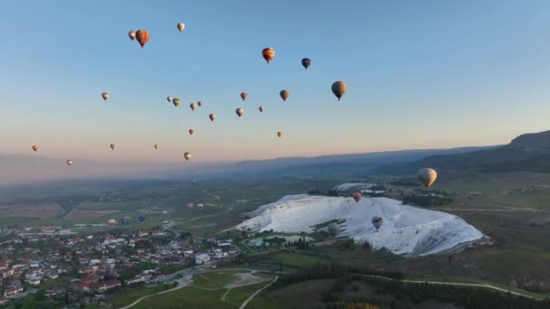 帕穆克卡莱太阳升起时的热气球和天然石灰水池 — 图库视频影像