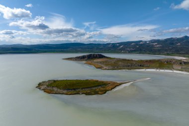 Yarisli Gölü ve Burdur, Türkiye 'de bir adacık