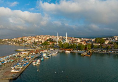 Duzce ilindeki Akcakoca Kasabası kıyı manzarası
