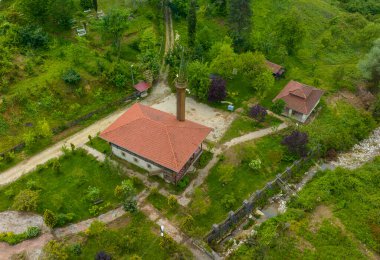 Türkiye 'nin Duzce kentindeki Akcakoca kentindeki Tarihi Hemsin Camii 19. yüzyılda inşa edilmiştir. Ahşap mimarisi var..