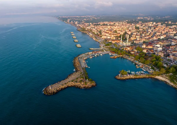 Duzce ilindeki Akcakoca Kasabası kıyı manzarası