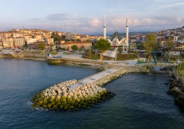 Duzce ilindeki Akcakoca Kasabası kıyı manzarası