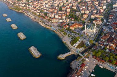 Duzce ilindeki Akcakoca Kasabası kıyı manzarası