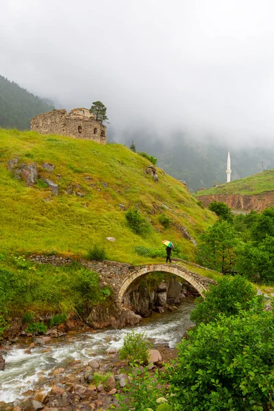Widok Most Łukowy Minaretem Starym Greckim Kościele Alucra Giresun Turcja — Zdjęcie stockowe