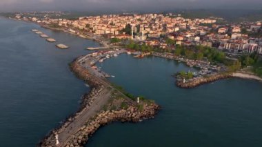 Duzce ilindeki Akcakoca Kasabası kıyı manzarası