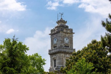 Dolmabahce Saat Kulesi, İstanbul 'daki Dolmabahce Sarayı' nın önünde bulunan bir saat kulesidir..