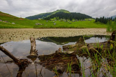 Giresun ilinde yer alan Glyan Platosu, ahşap evleriyle otantik bir manzara sunan bir göle sahiptir..