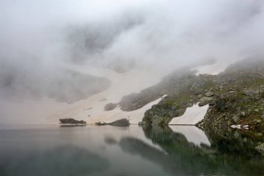 Göl suyu sisi kar doğası, Karagol Gölü Giresun, Türkiye