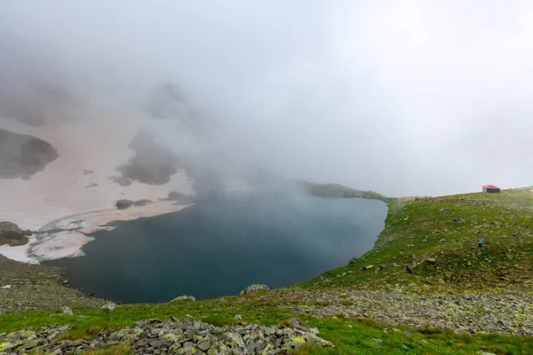 湖の水霧雪の自然 カラゴル湖Giresun トルコ — ストック写真