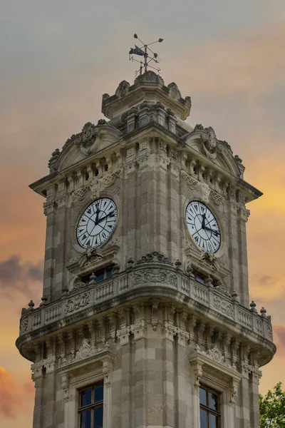 Dolmabahce Saat Kulesi, İstanbul 'daki Dolmabahce Sarayı' nın önünde bulunan bir saat kulesidir..