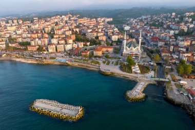 Duzce ilindeki Akcakoca Kasabası kıyı manzarası