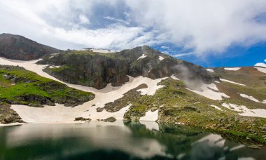 Göl suyu sisi kar doğası, Karagol Gölü Giresun, Türkiye
