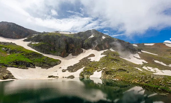湖の水霧雪の自然 カラゴル湖Giresun トルコ — ストック写真