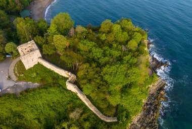 Ceneviz Şatosu, Dzce Akakoca Bölgesi 'nin 2.5 kilometre batısındaki iki körfez arasında yer alan bir uçurumun üzerine inşa edildi..