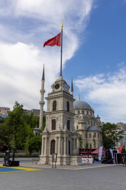 İstanbul, Türkiye, 31 Mayıs 2023: Nusretiye Saat Kulesi, nam-ı diğer Tophane Saat Kulesi, Nusretiye İmparatorluğu Osmanlı Camii 'nin arka planında, Tophane limanı Galata Mahallesi' nde yer alıyor.,