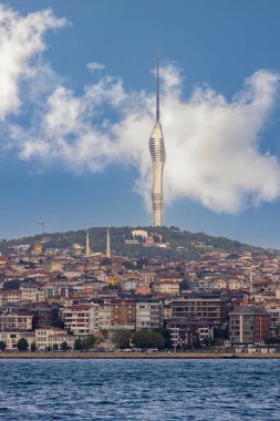 İstanbul Camlica bölgesindeki yeni anten kulesi ve şehir manzarası