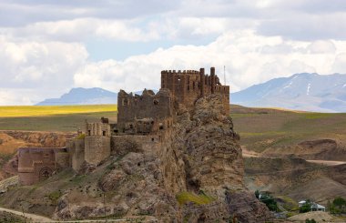 Hosap Kalesi (Castle) Van, Türkiye. Türkiye 'nin doğusundaki Hosap şatosunun çevresindeki şatolara ve dağlara bakın..