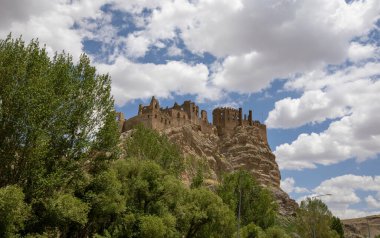 Hosap Kalesi (Castle) Van, Türkiye. Türkiye 'nin doğusundaki Hosap şatosunun çevresindeki şatolara ve dağlara bakın..