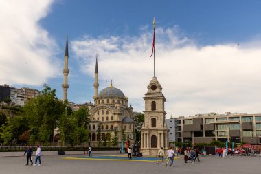 İstanbul, Türkiye, 31 Mayıs 2023: Nusretiye Saat Kulesi, nam-ı diğer Tophane Saat Kulesi, Nusretiye İmparatorluğu Osmanlı Camii 'nin arka planında, Tophane limanı Galata Mahallesi' nde yer alıyor., 