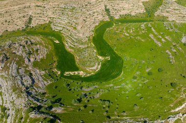 Mardin 'in Savur ilçesine bağlı Hisarkaya Köyü (Kelapozre), tarihi ve doğası ile etkilenir..