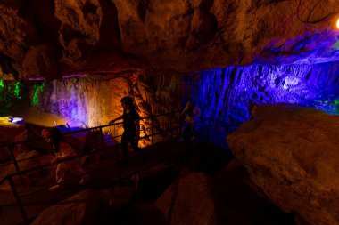 Duzce, Türkiye, 1 Haziran 2023: Duzce 'de bulunan Fakilli Mağarası, doğal oluşumlar, sarkıtlar ve dikitler ile harika bir manzara sunuyor.