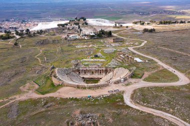 Antik Hierapolis şehrinde amfitiyatro. Dramatik gün batımı gökyüzü. Unesco Kültür Tarihi Anıtı. Denizli, Türkiye