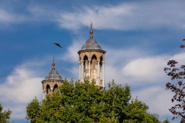 Konya 'daki Aziziye Camii manzarası. Mimari stil borok ve geleneksel Osmanlı mimarisinin bir karışımıdır..