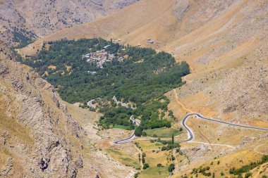 Van Bahcesaray köyünden ay yıldızıyla dağın güzel duruşu.