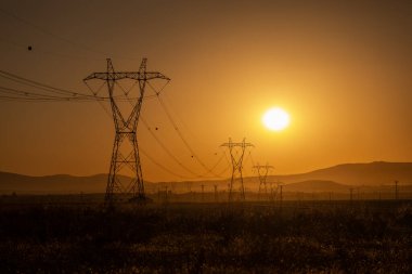 Büyük gün batımı ve elektrik kabloları, Van, Türkiye