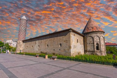 Tarihsel Yakutiye Madrasa. (Türkçe: Yakutiye Medresesi) Erzurum 'un sembollerinden biridir. Tesisi her yıl binlerce yerli ve yabancı turist ziyaret ediyor. Erzurum, Türkiye