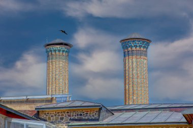 Erzurum Double Minaret Madrasa, Türk tarihi binalarından biri. Yazın gün doğumunda Erzurum Double Minaret Madrasa. Türkiye 'nin en ünlü seyahat rotalarından biridir. Erzurum, Türkiye