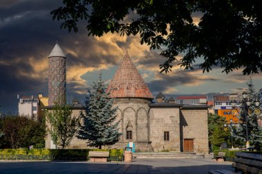 Erzurum, Türkiye, 19 Ağustos 2023: Tarihi Yakutiye Madrasa. (Türkçe: Yakutiye Medresesi) Erzurum 'un sembollerinden biridir. Her yıl binlerce yerli ve yabancı turist burayı ziyaret ediyor.. 