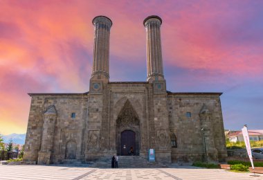 Double Minaret Madrasa, Seljuk dönemine aittir. Erzurum ilinin tarihi ve turistik sembolü. Erzurum, Türkiye