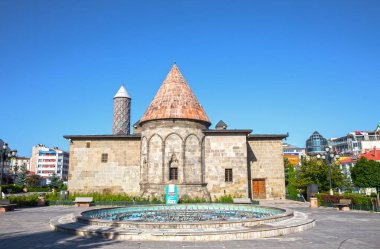 Tarihsel Yakutiye Madrasa. (Türkçe: Yakutiye Medresesi) Erzurum 'un sembollerinden biridir. Her yıl binlerce yerli ve yabancı turist burayı ziyaret ediyor..