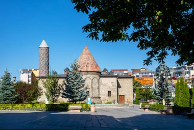 Tarihsel Yakutiye Madrasa. (Türkçe: Yakutiye Medresesi) Erzurum 'un sembollerinden biridir. Her yıl binlerce yerli ve yabancı turist burayı ziyaret ediyor..