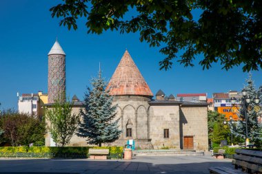 Tarihsel Yakutiye Madrasa. (Türkçe: Yakutiye Medresesi) Erzurum 'un sembollerinden biridir. Her yıl binlerce yerli ve yabancı turist burayı ziyaret ediyor..