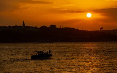 Eminonu şehrinin arka planında cami siluetleri var.