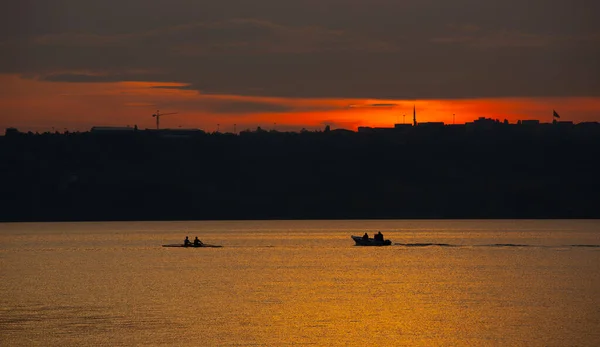 Silhuetas Pessoas Remando Pôr Sol Lago Localizado Província Istambul Distrito — Fotografia de Stock